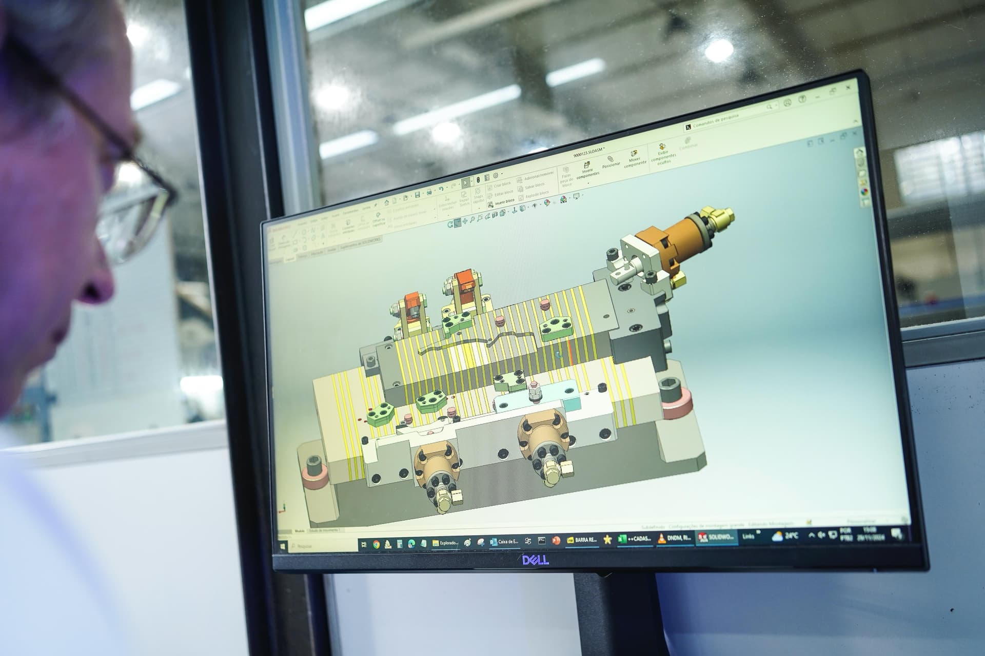 Engenheiro da Trivium trabalhando em projeto 3D